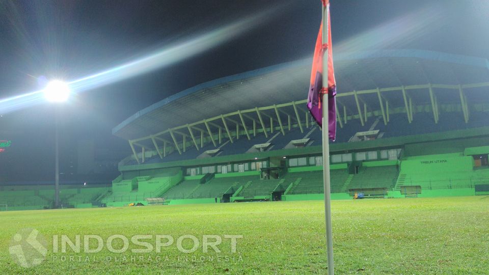 kondisi rumput dan lampu stadion gajayana Copyright: © Ian Setiawan/INDOSPORT